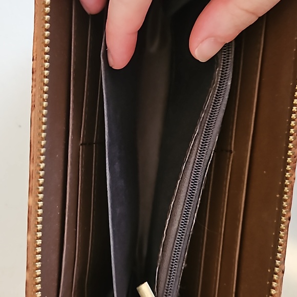 Tanish brown ostrich print Wristlet.  IN EUC - Picture 4 of 4